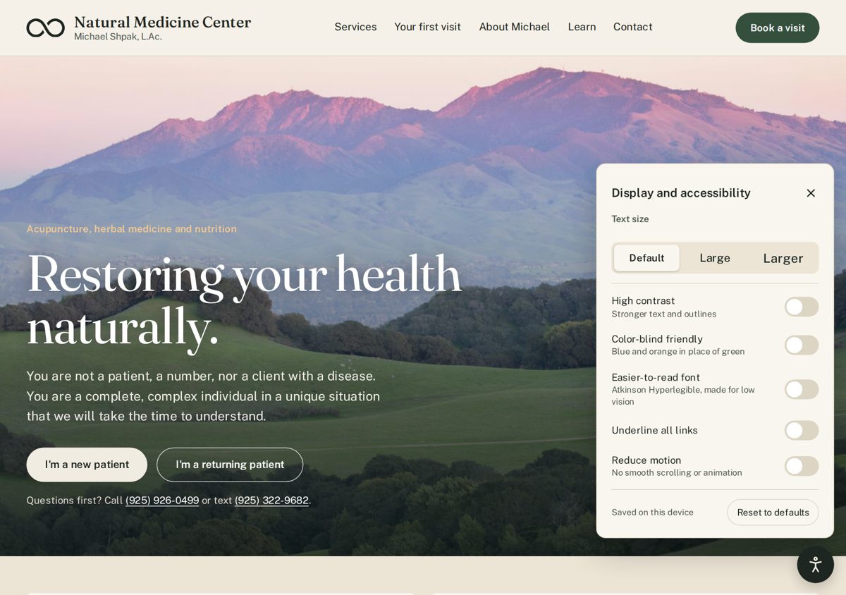 The display and accessibility panel open over the Natural Medicine Center hero, with text size options and switches for each setting.